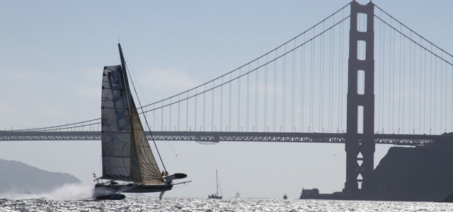 Hydroptère im Stand-by-Modus vor der Golden Gate Bridge © Thomas Lesage