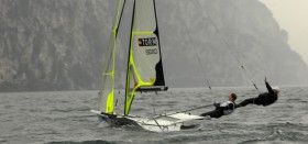 49er Steuermann Allan Norregaard hat die Pinne an Vorschoter Anders Thomsen und ist auf seine Schultern gestiegen. © Peter Bucktrout 49er Steuermann Allan Norregaard hat die Pinne an Vorschoter Anders Thomsen und ist auf seine Schultern gestiegen. © Peter Bucktrout