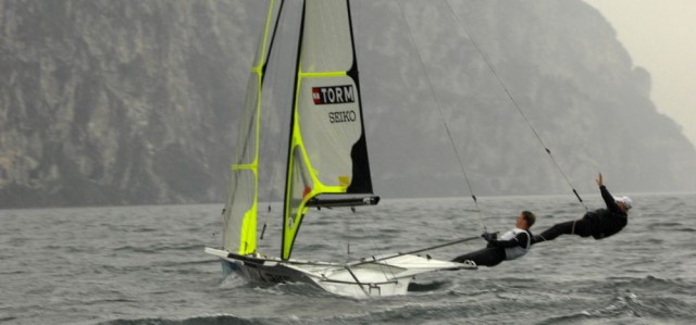 49er Steuermann Allan Norregaard hat die Pinne an Vorschoter Anders Thomsen und ist auf seine Schultern gestiegen. © Peter Bucktrout