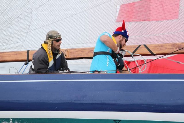 Bei der Vorregatta scheint es noch einigen Crews an der Ernsthaftigkeit gemangelt haben. Bei der WM halten sich die Verkleidungen bisher in Grenzen. © Peter Kähl Bei der Vorregatta scheint es noch einigen Crews an der Ernsthaftigkeit gemangelt haben. Bei der WM halten sich die Verkleidungen bisher in Grenzen. © Peter Kähl