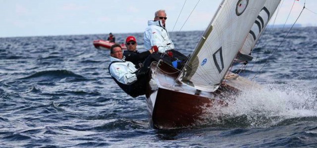 Die "Criolla"-Crew mit Andereas Christiansen beim harten Amwind-Kurs. © Peter Kähl