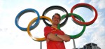 Simon Grotelüschen vor den Olympischen Ringen in Weymouth. © Grotelüschen