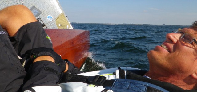 Kanten-Nachbar Haymo hängt sich rein auf dem 5.5er "Criollo". © SegelReporter