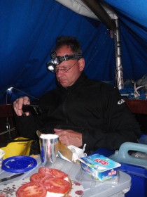 Unter Persenning = dunkel, aber (fast) trocken © Kai und Stefan