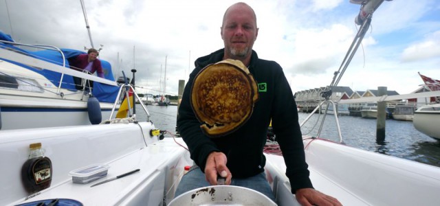Pfannekuchen im Cockpit bruzzeln. Guckt da jemand neidisch vom Nachbarschiff? © Digger Hamburg