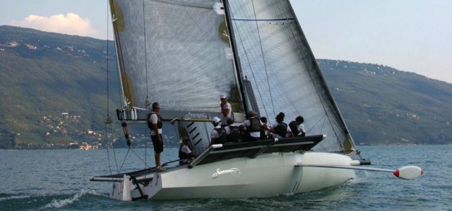 "Stravaganza" gibt Gas mit ihrem Außenbord-Kiel. © Trofeo Gorla