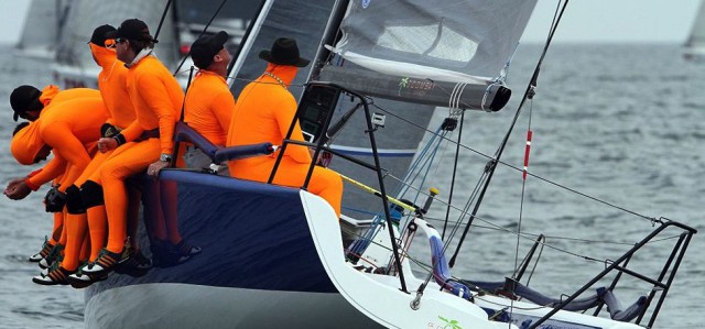 Das "Goombay Smash"-Team ist immer für einen Spaß zu haben. Diesmal im Ganzkörper-Kondom. © Melges 32