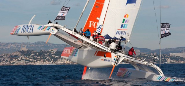 Michel Desjoyeaux lässt Match Racer Ian Williams in Marseille kurz bei einer Show-Ausfahrt steuern. © Mark Lloyd / MOD S.A.