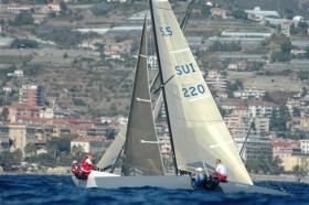 Enge Rennen vor San Remo. Bei guten Bekannten zieht man haarscharf noch am Bug vorbei. © Linda Rijkuiter Enge Rennen vor San Remo. Bei guten Bekannten zieht man haarscharf noch am Bug vorbei. © Linda Rijkuiter