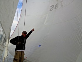Der mit Tape geflickte Spi kommt am letzten Tag nicht mehr zum Einsatz. Abbruch wegen Flaute. © SegelReporter Der mit Tape geflickte Spi kommt am letzten Tag nicht mehr zum Einsatz. Abbruch wegen Flaute. © SegelReporter