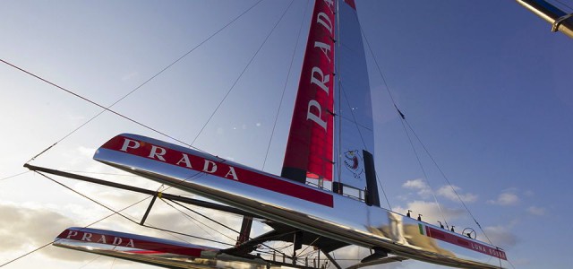 Puna Rossa AC72 im Silber-Look. © Luna Rossa/Carlo Borlenghi