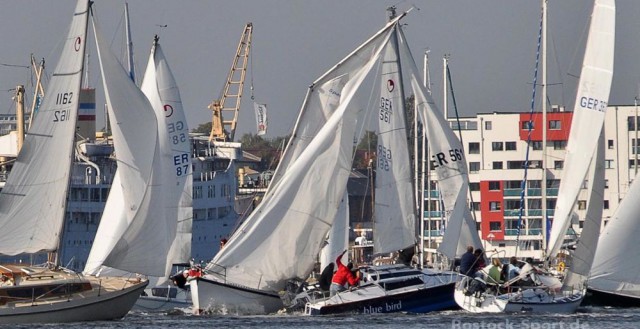 Folgenschwere Kollision: BLUE BIRD (blau) passiert als führendes Boot SPATZ und bleibt mit dem Mast hängen. © Wolfgang Gross/Rostock-Sport.de