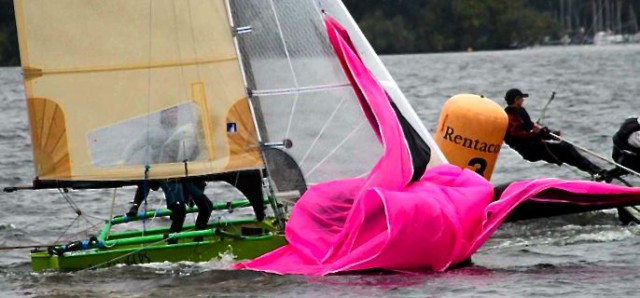 Das pinke Tuch verschwindet bei der Tonnenrundung in einer Trompete. © 14 KV