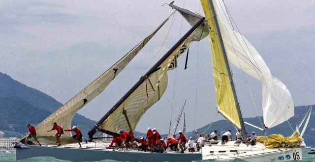 Die kreuzende Yacht scheint mit der Saling im gegnerischen Rigg hängen geblieben zu sein. © China Cup Die kreuzende Yacht scheint mit der Saling im gegnerischen Rigg hängen geblieben zu sein. © China Cup