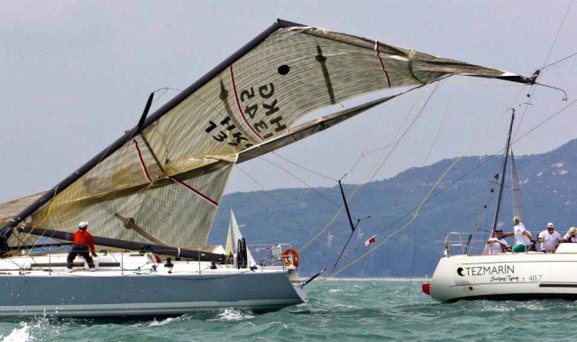 Das Achterstag hängt immer noch bei der 40.7 Beneteau fest, die ihre Fahrt nicht verringert und gnadenlos das Rigg herunter reißt. © China Cup Das Achterstag hängt immer noch bei der 40.7 Beneteau fest, die ihre Fahrt nicht verringert und gnadenlos das Rigg herunter reißt. © China Cup