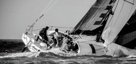 "Mare" mit einer etwas ungeordneten Tonnenrundung und dem Spi noch auf dem Vordeck aber mit großer Führung. © www.facealamer.fr "Mare" mit einer etwas ungeordneten Tonnenrundung und dem Spi noch auf dem Vordeck aber mit großer Führung. © www.facealamer.fr