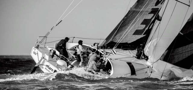 "Mare" mit einer etwas ungeordneten Tonnenrundung und dem Spi noch auf dem Vordeck aber mit großer Führung. © www.facealamer.fr