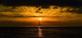 Schöne Farben, wenig Wind beim Rolex Middle Sea Race 2012. © Rolex / Kurt Arrigo