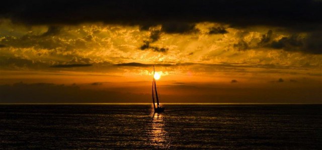 Schöne Farben, wenig Wind beim Rolex Middle Sea Race 2012. © Rolex / Kurt Arrigo
