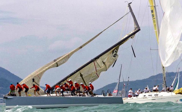 Die Crew sprintet zum Bug, um sich vor dem fallenden Mast in Sicherheit zu bringen. © China Cup Die Crew sprintet zum Bug, um sich vor dem fallenden Mast in Sicherheit zu bringen. © China Cup