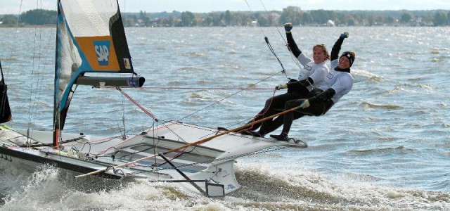 Tina Lutz uns Susann Beucke jubeln über ihren ersten 49er FX Sieg am Steinhuder Meer. © Lutz/Beucke