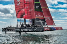 Team New Zealand veröffentlicht am Tag des Oracle Desasters Bilder von seinem Kat, wie er sich aus dem Wasser hebt. © Chris Cameron / Emirates Team New Zealand Team New Zealand veröffentlicht am Tag des Oracle Desasters Bilder von seinem Kat, wie er sich aus dem Wasser hebt. © Chris Cameron / Emirates Team New Zealand