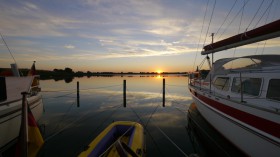 Die Deckssalonyacht ist mit seiner WWWWWWWWWWFFFFFT.-WWWFT.-Rangierhilfe nicht zu überhören © Digger Hamburg Die Deckssalonyacht ist mit seiner WWWWWWWWWWFFFFFT.-WWWFT.-Rangierhilfe nicht zu überhören © Digger Hamburg