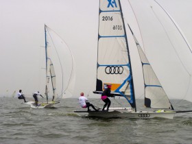 Duell auf Augenhöhe. Lutz/Beucke halsen nach links, Jurczok/Lorenz segeln über rechts. © Ulrike Grünberg Duell auf Augenhöhe. Lutz/Beucke halsen nach links, Jurczok/Lorenz segeln über rechts. © Ulrike Grünberg