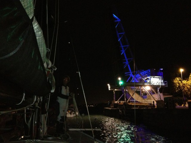 Brücken- und Schleusenöffnung in La Rochelle um 7 Uhr morgens wegen der Tide. Wer den Zeitpunkt verpasst, kann nicht segeln. © SegelReporter Brücken- und Schleusenöffnung in La Rochelle um 7 Uhr morgens wegen der Tide. Wer den Zeitpunkt verpasst, kann nicht segeln. © SegelReporter