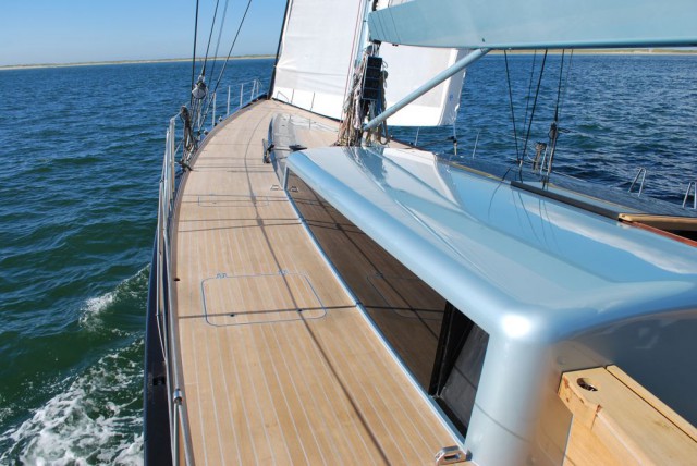 Die Fugenmasse des Teakdecks paßt zum eisblau-metallic der Rigg- und Aufbaulackierung. Frers ist ein Freund der funktional klaren Formensprache. © K&M Yachtbuilders Die Fugenmasse des Teakdecks paßt zum eisblau-metallic der Rigg- und Aufbaulackierung. Frers ist ein Freund der funktional klaren Formensprache. © K&M Yachtbuilders