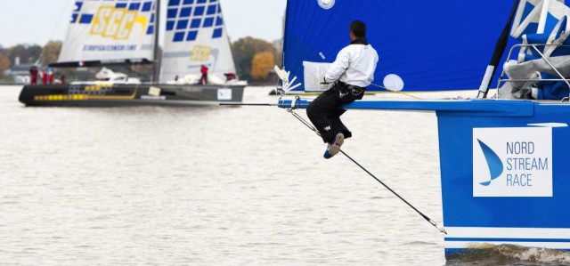 Der russische Swan 60 Vorschiffsmann übt sich im vorausschauenden Segeln. © onEdition