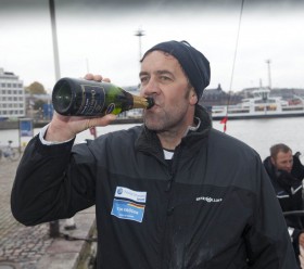 Tim Kröger feiert Platz zwei nach der ersten Etappe für Europa mit einem Schluck aus der Champagner Pulle. © onEdition Tim Kröger feiert Platz zwei nach der ersten Etappe für Europa mit einem Schluck aus der Champagner Pulle. © onEdition