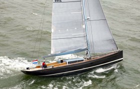 Der Mix machts: Senkrechter Vorsteven und klassisches Yachtheck der Frers Konstruktion. © K&M Yachtbuilders Der Mix machts: Senkrechter Vorsteven und klassisches Yachtheck der Frers Konstruktion. © K&M Yachtbuilders