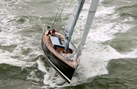 Probeschlag der Aluminiumslup bei deftigen Bedingungen. Typisch Frers der kastenförmige Aufbau mit tischbeinartigen Stützen an den Ecken. © K&M Yachtbuilders Probeschlag der Aluminiumslup bei deftigen Bedingungen. Typisch Frers der kastenförmige Aufbau mit tischbeinartigen Stützen an den Ecken. © K&M Yachtbuilders