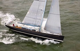 Eisblauer Aufbau zum Rumpf in dunkelbraun-metallic: Eine spezielle, aber dezente Farbkombination. Im Mittelmeer, dem Heimatrevier der "Tulip", dürfte sie deutlicher zur Geltung kommen. © K&M Yachtbuilders Eisblauer Aufbau zum Rumpf in dunkelbraun-metallic: Eine spezielle, aber dezente Farbkombination. Im Mittelmeer, dem Heimatrevier der "Tulip", dürfte sie deutlicher zur Geltung kommen. © K&M Yachtbuilders