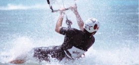 Hängt da jetzt ein Kiter oder Windsurfer? © Grünwald