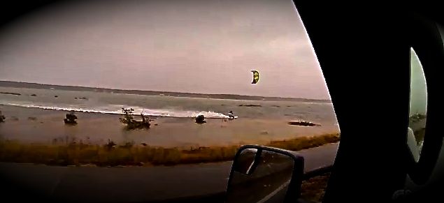 Kiter surft Sandy.
