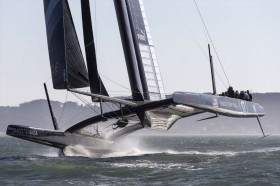 Die ersten Bilder vom abgehobenen Oracle AC72. Auch Spithill kann fliegen. © Guilain Grenier / Oracle Team USA Die ersten Bilder vom abgehobenen Oracle AC72. Auch Spithill kann fliegen. © Guilain Grenier / Oracle Team USA
