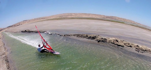 High-Speed Surfer auf dem Kanal in Lüderitz/Namibia. © Eric Bellande
