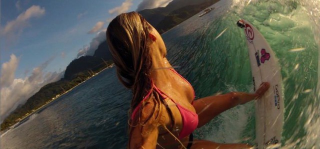 Alana Blanchard lauert auf eine Welle. © Blanchard