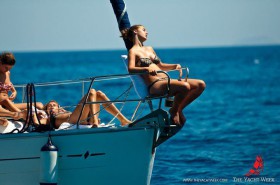 Entspannung nach langen Partynächten bei The Yacht Week. Oder eine neue Bavaria Image-Kampagne? © The Yacht Week Entspannung nach langen Partynächten bei The Yacht Week. Oder eine neue Bavaria Image-Kampagne? © The Yacht Week
