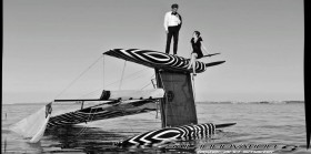 Im Anzug und kleinen Schwarzen auf den Kat. Sail Innovation hat den Hugo Boss `Keel Walk´ aufs Kat-Segeln übersetzt. © Sail Innovation Im Anzug und kleinen Schwarzen auf den Kat. Sail Innovation hat den Hugo Boss `Keel Walk´ aufs Kat-Segeln übersetzt. © Sail Innovation