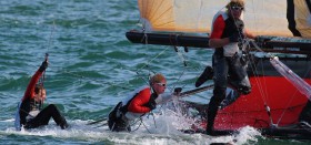 Pit Peckolt mit leichten Problemen am 18 Footer Steuer, die er schnell in den Griff bekommt. © RWYC
