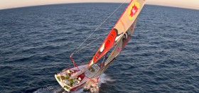 Kollision vor der Küste Portugals: Die Groupe Bel mit Skipper Kito de Pavant © Martin-Raget