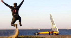 Speed-Pilot Paul Larsen, der schnellste Mensch unter Segeln hebt ab. Er schafft einen unglaublichen Weltrekord. © Sailrocket