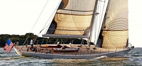 Geneigter Vorsteven, ein spannungsreicher Deckssprung, ein glattes Deck mit einem ansehnlichen Deckshaus und ein traditionell geneigtes Yachtheck. "Heronia", eine German Frers Konstruktion von 1989, die heute noch gut aussieht Geneigter Vorsteven, ein spannungsreicher Deckssprung, ein glattes Deck mit einem ansehnlichen Deckshaus und ein traditionell geneigtes Yachtheck. "Heronia", eine German Frers Konstruktion von 1989, die heute noch gut aussieht