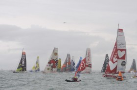 Kurz nach dem Start zur Vendée Globe- saubere Leeposition von Burton, aber mit Reff zuwenig Speed © miku Kurz nach dem Start zur Vendée Globe- saubere Leeposition von Burton, aber mit Reff zuwenig Speed © miku