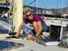 Selbst ist die Skipperin. Mareike Guhr zieht die letzten Schrauben fest vor dem Start zur ARC. © magsail Selbst ist die Skipperin. Mareike Guhr zieht die letzten Schrauben fest vor dem Start zur ARC. © magsail
