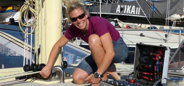 Selbst ist die Skipperin. Mareike Guhr zieht die letzten Schrauben fest vor dem Start zur ARC. © magsail