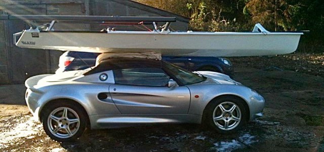 Musto Skiff auf dem Autodach eines Lotus Elise. © Richard Evans